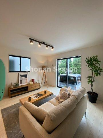 【居間・リビング】 | ホワイト系の床と壁で清潔感溢れている空間になっております☆