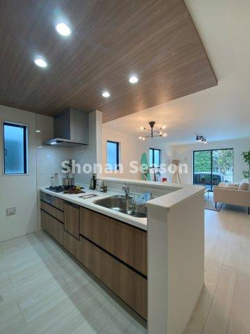 【独立洗面台】 | リビングを見渡しながら料理ができるカウンターキッチンです☆