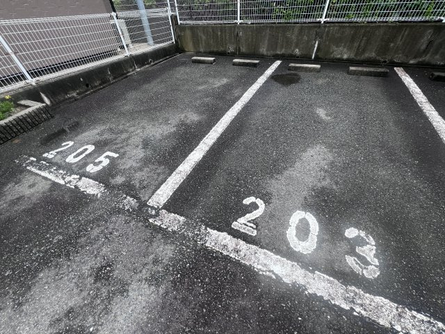 ハイツMKの駐車場