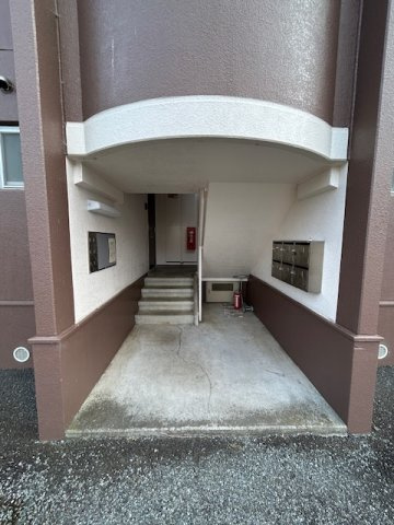 富士宮市黒田の一棟マンションのエントランス