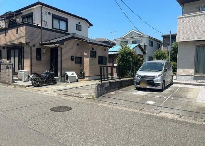 【外観】 | 土地の形が極端に長細かったり、狭小地、あるいは道路との高低差がある傾斜地だった場合、後々売ろうとしても買い手がつかない場合もあります。後々、売却することになった時に価値の下がらない土地を選びましょう。