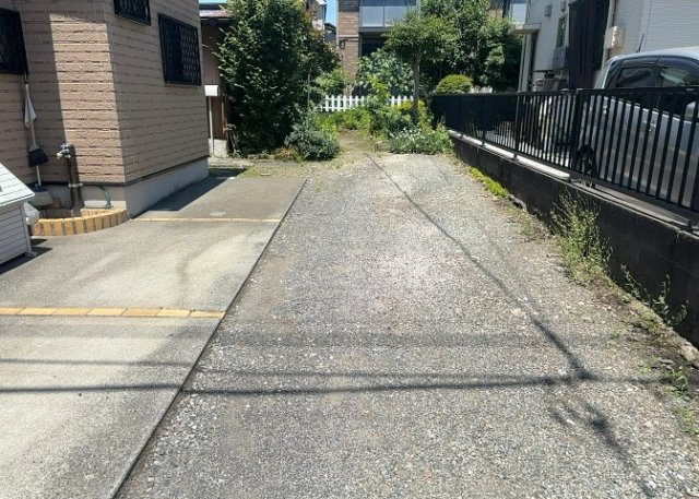 【外観】 | 家を建てる場合、方位は要チェックです。現実的に日当たりのよい家ならばリビングは南側、建築基準法でも北側に当たる家への配慮は求められています。土地を見学に行く際は、方位磁針を持って行くようにしましょう。