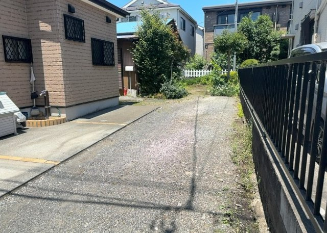【外観】 | 土地を買う際、住む地域の自治体や福祉の補助制度にも注目してみましょう。子供や老人の医療補助やゴミ出しのルールなど、自治体によってルールに大きな違いがあるため、暮らしやすい土地で判断するとよいでしょう。