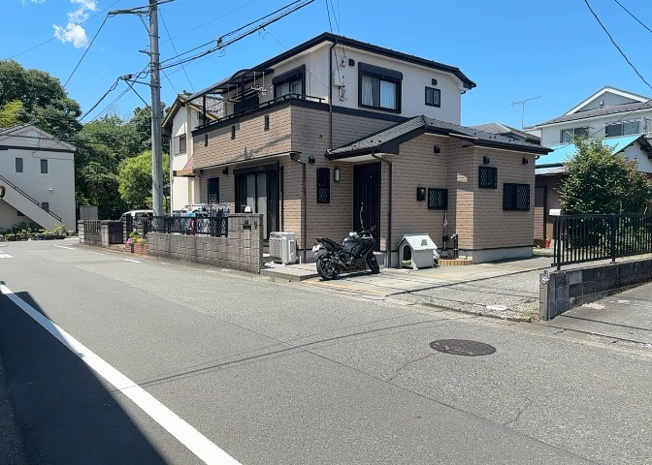 【外観】 | 土地の前の道路に消火栓が設置されていることがあります。この場合、道路交通法第45条第1項により、駐車禁止の場所が指定されています。そのため、車庫などの駐車スペースをつくることができない場合があります。