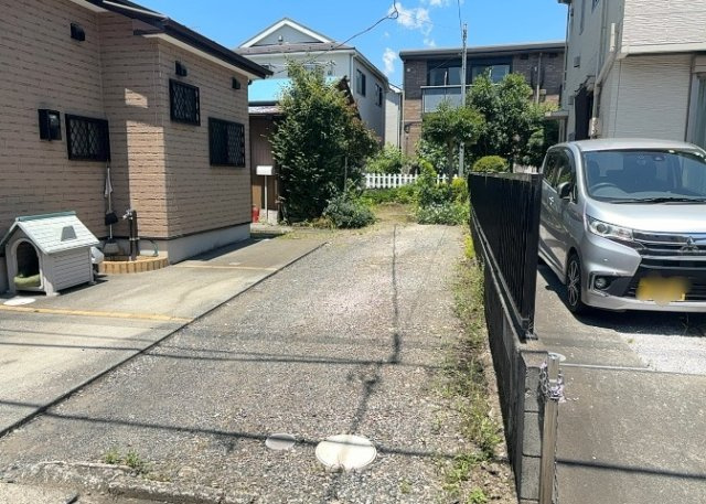 【外観】 | 現地に行くなら、物件の周囲の地形がどうなっているかを見ることも大切です。周辺より低くなっている土地では、大雨などで水が集まりやすいため、地盤が弱くなっているということも考えられるため、注意が必要です。