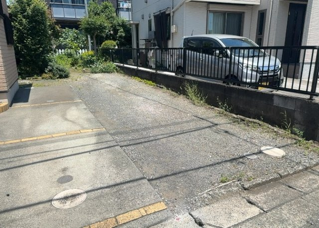 【外観】 | 隣家の土地はどうなっているのか、生活利便施設が近くにあるのか、学校まで近いかなど、お客様のライフスタイルにあわせたイメージが重要です。また、近くにあると困る施設が近くにないかも確認するといいでしょう。