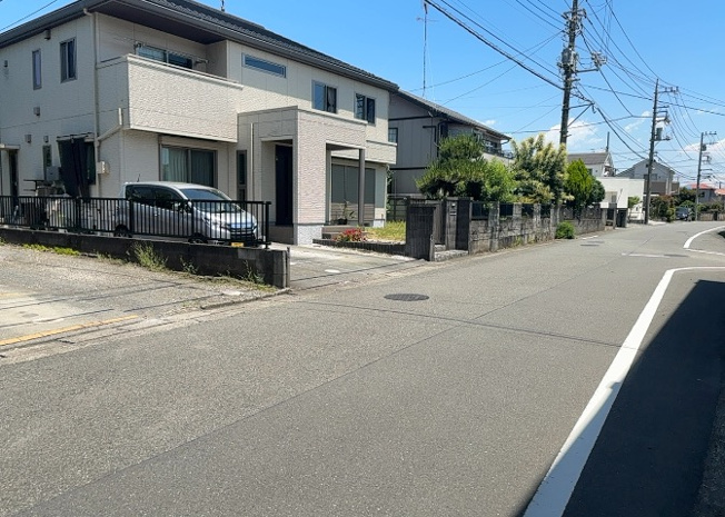 【外観】 | 土地購入を検討されている場合、境界杭がない状態で購入してしまうと境界確定測量をする必要があり、費用がかかります。購入の前に、売主、隣土地所有者立ち合いのもと境界を確定し境界杭を設置するのがベストです。