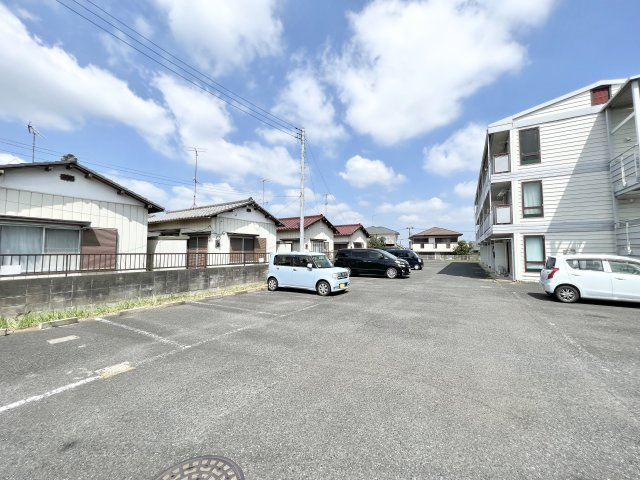 四街道市鹿渡のアパートの駐車場