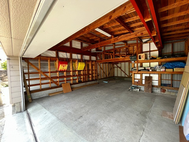 米沢市吹屋敷町　中古住宅の駐車場|附属建物として車庫あり