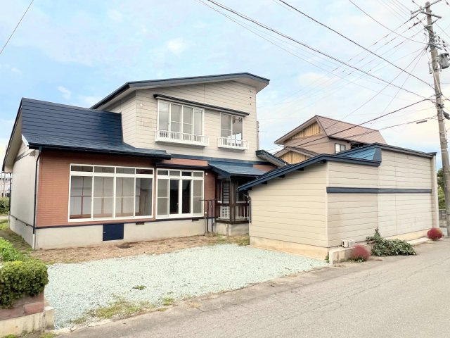 米沢市吹屋敷町　中古住宅の駐車場|車庫の裏手のブロック塀を撤去（車庫のほかにこちらにワゴン車2台駐車可能です）