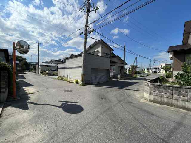 米沢市吹屋敷町　中古住宅の前面道路含む現地写真