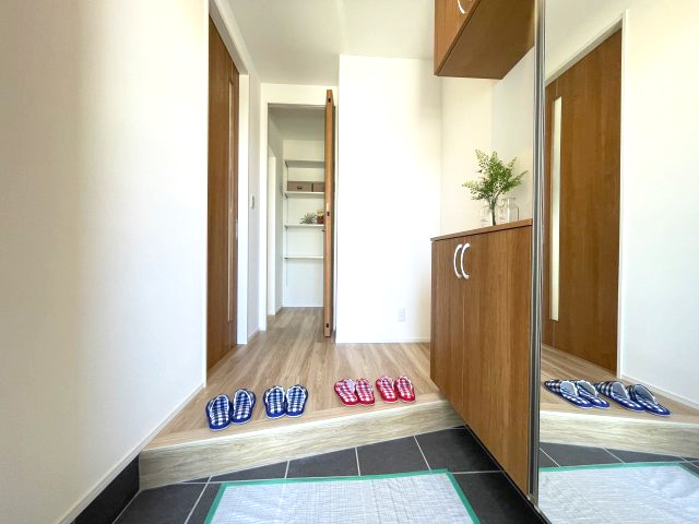 廿日市市対厳山二丁目　№35780の玄関|全身鏡が付いているので
出かける前の身だしなみ
チェックできます。