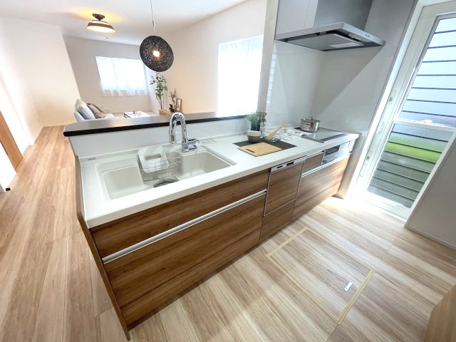 廿日市市対厳山二丁目　№35780のキッチン|ウッドテイストの
対面式キッチンです。