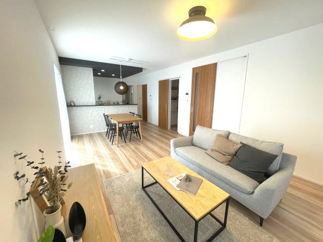 廿日市市対厳山二丁目　№35780の居間・リビング|ＬＤＫ18帖
ぬくもりを感じる
おしゃれなリビングです。