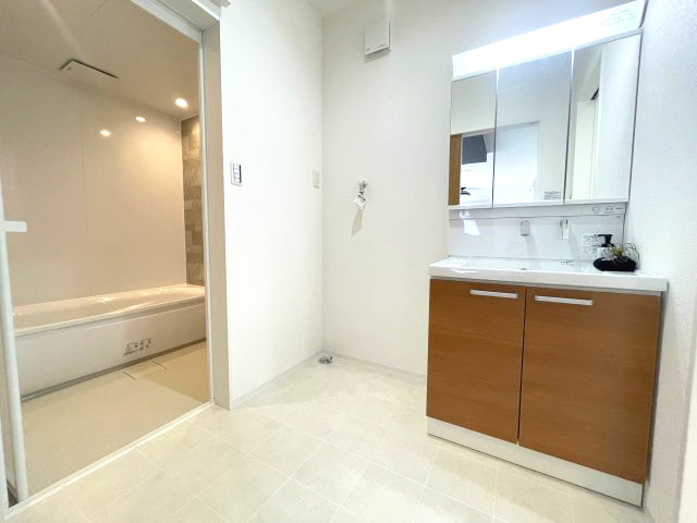 廿日市市対厳山二丁目　№35780の独立洗面台|3面鏡の裏には便利な
収納があります。