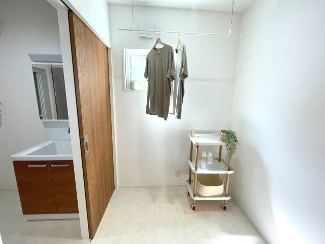 廿日市市対厳山二丁目　№35780のランドリースペース|洗面ルームの横にあるので
家事動線バッチリです◎