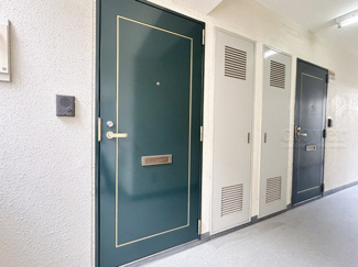 【その他共用部分】 | 皆様をお迎えする、お部屋の玄関ドア。開けやすさや開放角度、ドアノブの操作しやすさや鍵の形状などを、現地で一度ご確認ください。～即日のご見学可能～　お問合せはお気軽にどうぞ。
