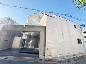 【外観】 | 手入れの行き届いた外壁やエントランスなど、「見ればわかる」レベルで清潔感を保ったマンションです。築年数を感じさせない姿で皆様をお出迎えします。～即日のご見学可能～　お問合せはお気軽にどうぞ。
