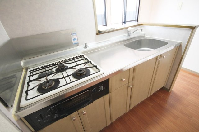 カーサアゼリアAのキッチン|お料理しやすいキッチンです