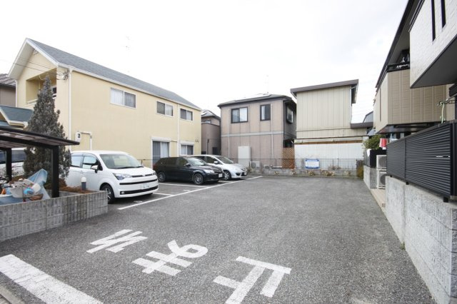 カーサアゼリアAの駐車場|カースペースがあります