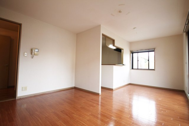 カーサアゼリアAの居間・リビング|こちらのリビングで趣味の時間をお楽しみください