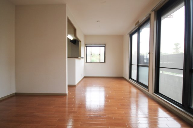 カーサアゼリアAの居間・リビング|ゆったり過ごせる居間です