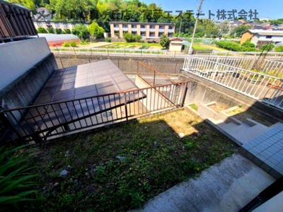 【庭】 | 深阪4丁戸建 | 玄関横の庭