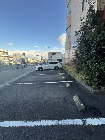 ヒルズ本多の駐車場