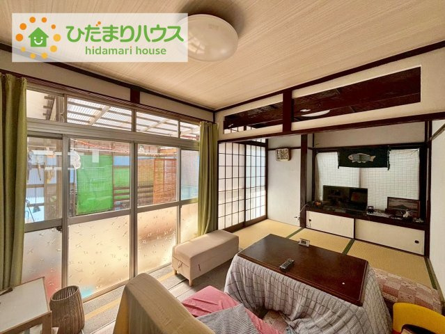 日立市宮田町2丁目　中古戸建の居間・リビング|リビング大きな窓からは、暖かな日の光が降り注ぎます・・・
