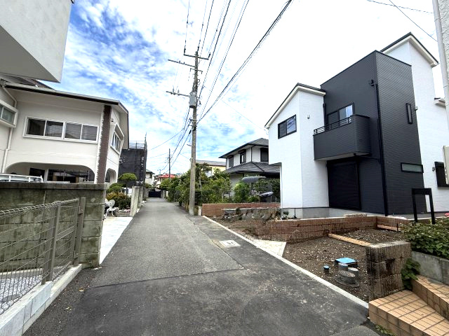 京浜急行逗子線「逗子・葉山」駅徒歩9分　ZEH基準　新築住宅の前面道路含む現地写真|前面道路