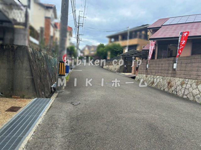 箕面市小野原西３丁目　中古戸建の前面道路含む現地写真