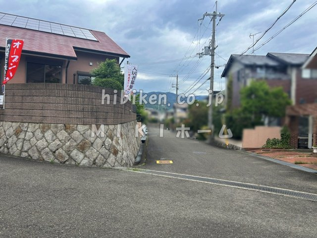箕面市小野原西３丁目　中古戸建の前面道路含む現地写真