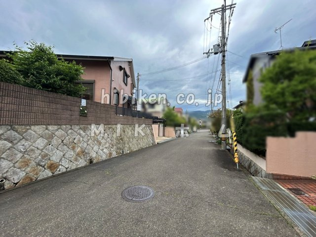 箕面市小野原西３丁目　中古戸建の前面道路含む現地写真