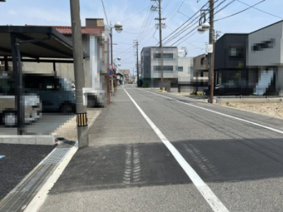 高浜市青木町第7　全4棟　2号棟の前面道路含む現地写真