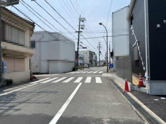 高浜市青木町第7　全4棟　2号棟の前面道路含む現地写真