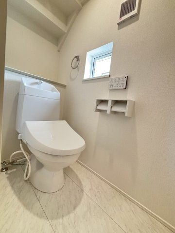 北葛飾郡松伏町　田中3丁目　新築戸建　全8棟のトイレ|ゆったりとした空間のトイレです