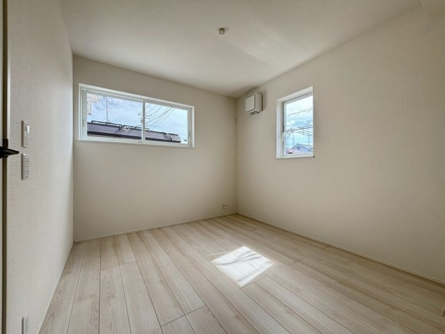 北葛飾郡松伏町　田中3丁目　新築戸建　全8棟の洋室|明るい洋室です