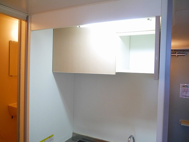 レオパレス冨田Ⅲのキッチン|キッチンの上に収納スペースあります