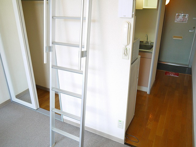 レオパレス冨田Ⅲの内装|明るい室内です