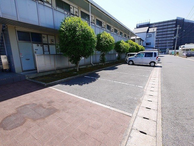 レオパレス冨田Ⅲの駐車場|駐車場に車を止められます