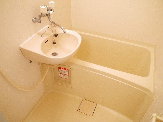 レオパレス冨田Ⅲの浴室|落ち着いた空間のお風呂です