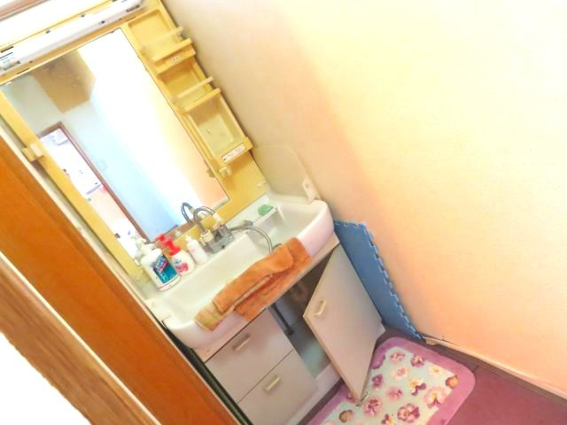 北見市東相内町３１番地１０、３１番地４　中古売家の独立洗面台|洗髪洗面化粧台は、忙しい朝などに手軽に洗髪でき、 洗面ボウルをシャワーで洗い流せるため清潔を保ちやすく、化粧品やシャンプーなどを整理しやすい収納スペースがあります。 