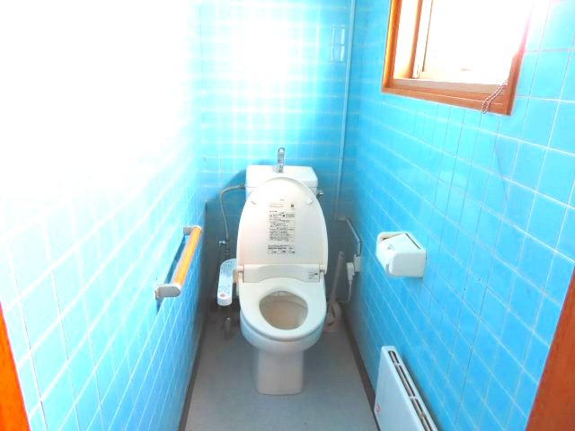 北見市東相内町３１番地１０、３１番地４　中古売家のトイレ|トイレには窓があるので、窓を開けると、外の新鮮な空気を取り入れられ、湿気や臭いを効率的に排出し、カビの発生も防ぎます。日中の照明利用を減らし、電気代を節約でき、室内が明るくなり、開放感が増します。