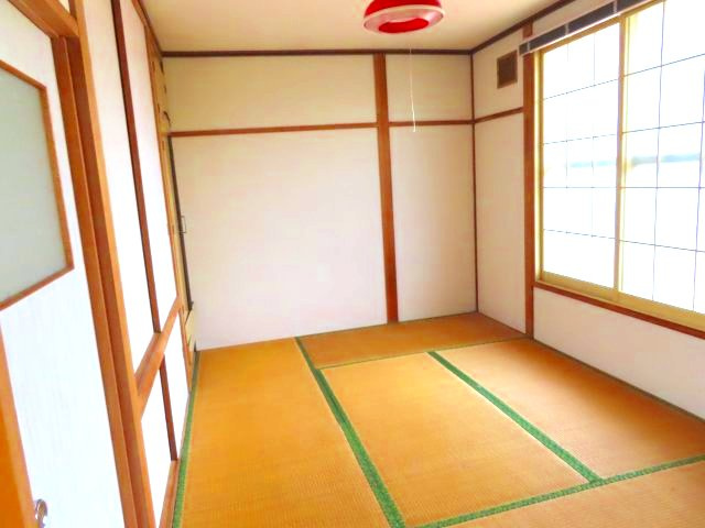 北見市東相内町３１番地１０、３１番地４　中古売家の和室|2階6帖和室は南西向きなので、午後から夕方にかけて日差しが豊富に入るため、特に冬場は室内が暖かく過ごしやすいでしょう。
