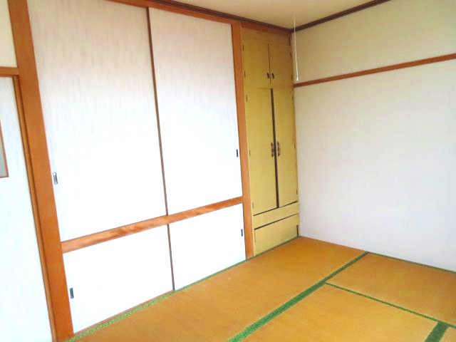 北見市東相内町３１番地１０、３１番地４　中古売家の収納|階6帖和室には押入の横にも、出し入れのしやすい両開きドア収納があり、大きな物の収納に適していて、引き出し収納は、小物の整理整頓や収納物の見渡しやすさに優れています。