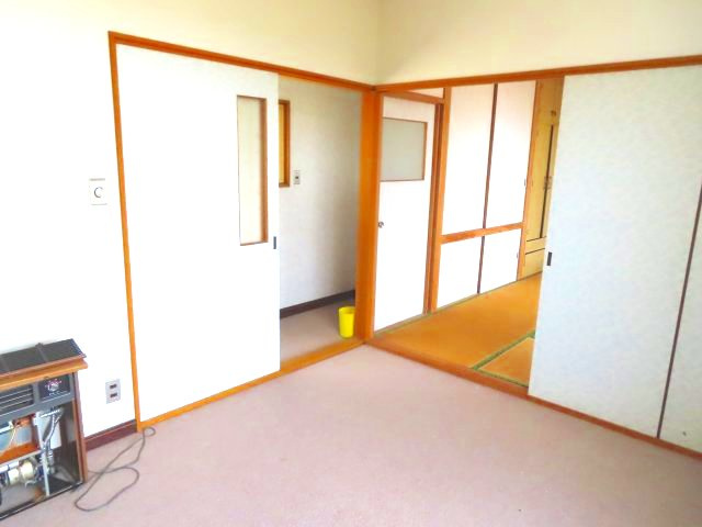 北見市東相内町３１番地１０、３１番地４　中古売家の浴室|2階洋室は南西向きで午後からの日当たりが良いため、冬場は部屋が暖かく過ごしやすいです。西日が夕方まで差し込むことで夜も部屋が暖かく保たれ、自然光による室温上昇は、結露の発生を抑える効果も期待できます。