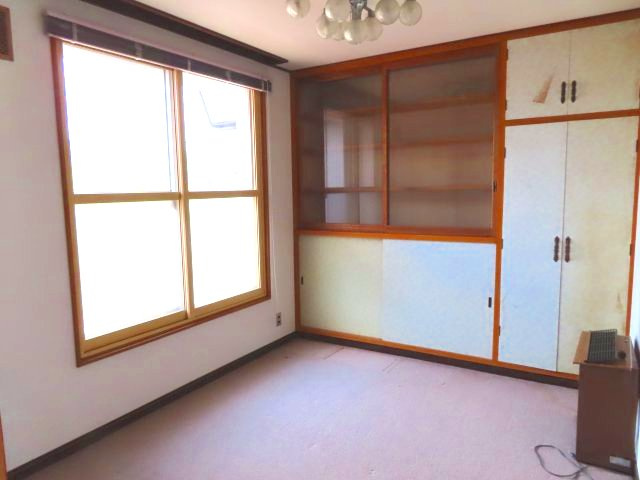 北見市東相内町３１番地１０、３１番地４　中古売家の収納|2階洋室の窓ガラス付きの書棚には、大切な本をきれいに保ちながら、部屋の雰囲気を良くするメリットがあります。ホコリが入りにくく、日焼けを防ぎ、地震の際の落下防止にもなります。