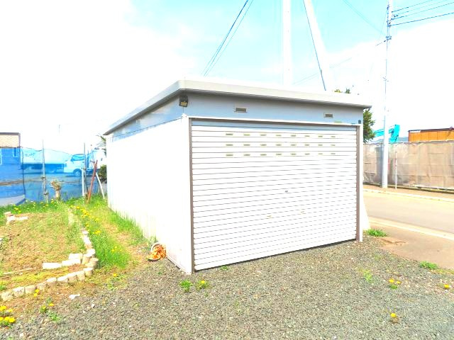 北見市東相内町３１番地１０、３１番地４　中古売家の駐車場|車庫があるので、 雨、雪、紫外線、鳥のフンなどから車を守り、汚れや劣化を防ぎます。車のコーティングが長持ちする効果も期待できます。冬場は凍結によるトラブル回避にもつながります。