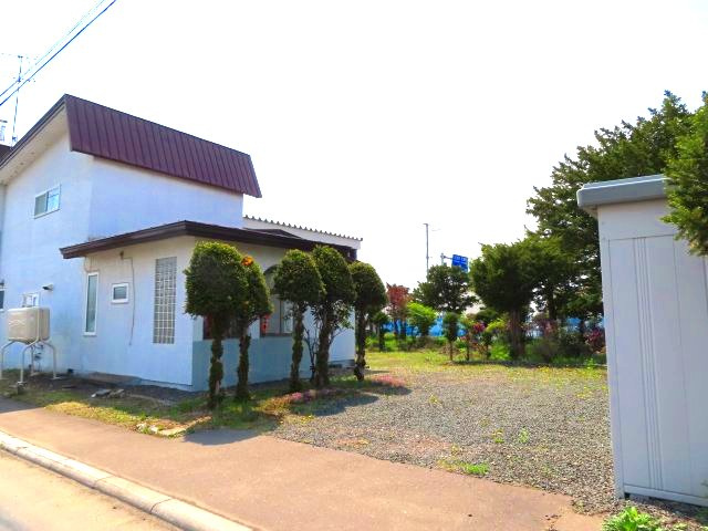 北見市東相内町３１番地１０、３１番地４　中古売家の駐車場|玄関前の敷地には車庫のほかに3台以上の駐車スペースがありますので、複数の車を所有するご家庭やお子さんの成長に伴い将来的に車の台数が増える可能性のあるご家庭にも有効的です。