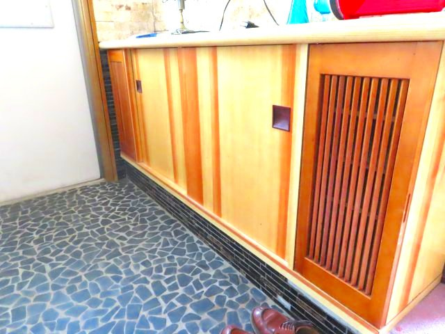 北見市東相内町３１番地１０、３１番地４　中古売家の収納|下駄箱（シューズボックス）は玄関の床面積を節約しながら靴を収納できる点が大きなメリットです。扉付きなので、靴の臭いが玄関に広がりにくいという利点や、下駄箱の上をちょっとした小物置きとして活用できます。